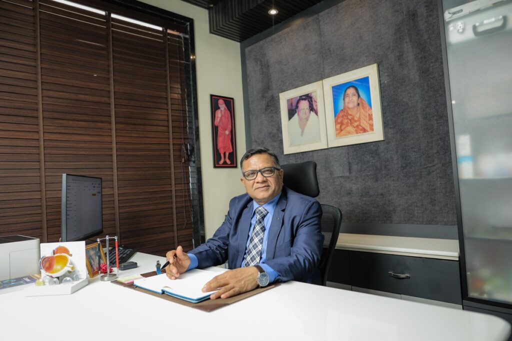 Dr. Mahesh Garg Eye Doctor in Indore- Nihar Netralaya